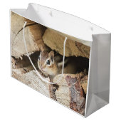 Chipmunk in einem Holzstapel Große Geschenktüte (Rückseite Schrägansicht)