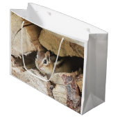 Chipmunk in einem Holzstapel Große Geschenktüte (Vorderseite Schrägansicht)