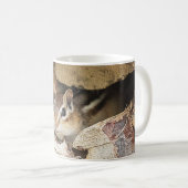 Chipmunk in einem Holzstapel Kaffeetasse (VorderseiteRechts)