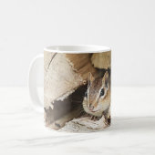 Chipmunk in einem Holzstapel Kaffeetasse (Vorderseite Links)