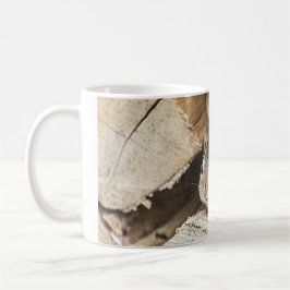 Chipmunk in einem Holzstapel Kaffeetasse