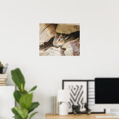 Chipmunk in einem Holzstapel Poster (Heimbüro)