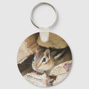 Chipmunk in einem Holzstapel Schlüsselanhänger