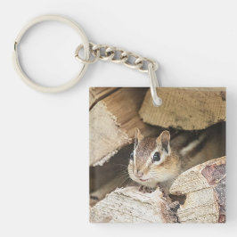 Chipmunk in einem Holzstapel Schlüsselanhänger