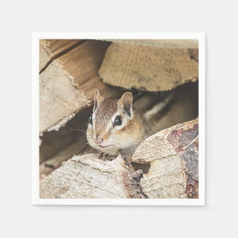 Chipmunk in einem Holzstapel Serviette
