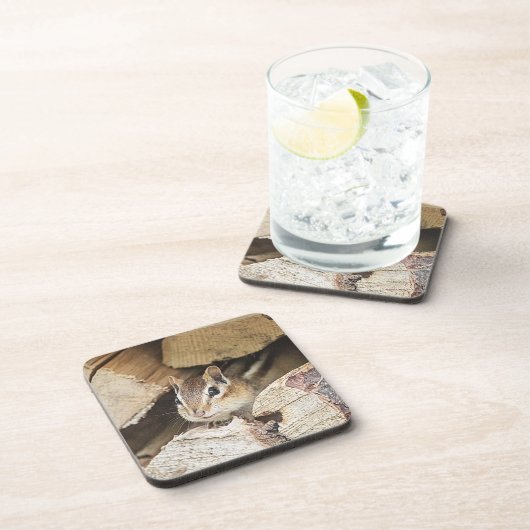 Chipmunk in einem Holzstapel Untersetzer (Rechte Seite)