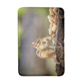 Chipmunk isst Erdnuss Badematte (Vorderseite Vertikal)