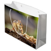 Chipmunk isst Erdnuss Große Geschenktüte (Rückseite Schrägansicht)