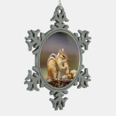 Chipmunk isst Erdnuss Schneeflocken Zinn-Ornament (Links)