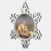 Chipmunk isst Erdnuss Schneeflocken Zinn-Ornament (Rechts)
