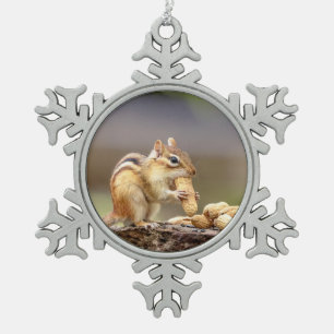 Chipmunk isst Erdnuss Schneeflocken Zinn-Ornament