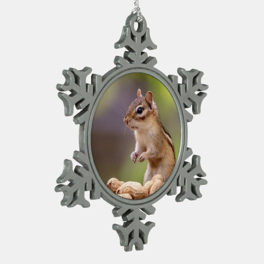 Chipmunk mit Erdnüssen Schneeflocken Zinn-Ornament (Links)