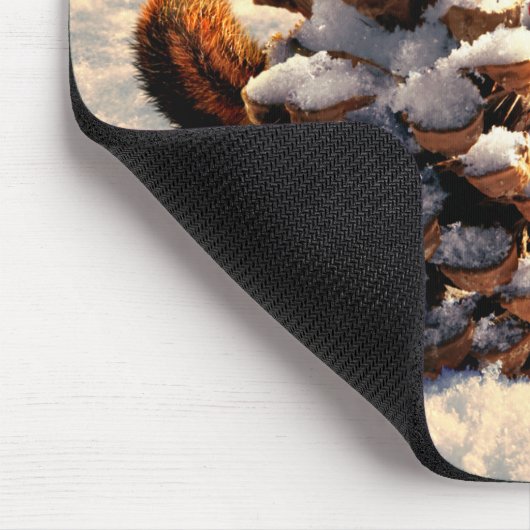 Chipmunk mit Kiefernklotz Mousepad (Ecke)