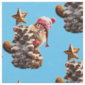 Chipmunk mit Kiefernkronenbaum Stoff (Nahaufnahme)