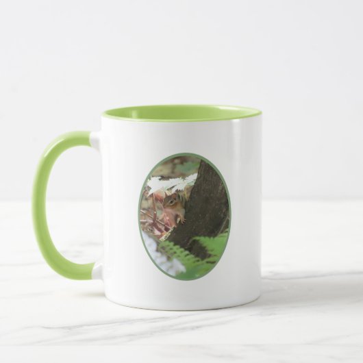 Chipmunk Peeking von hinter Tree Tasse (Links)