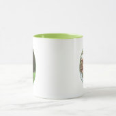 Chipmunk Peeking von hinter Tree Tasse (Zentrum)