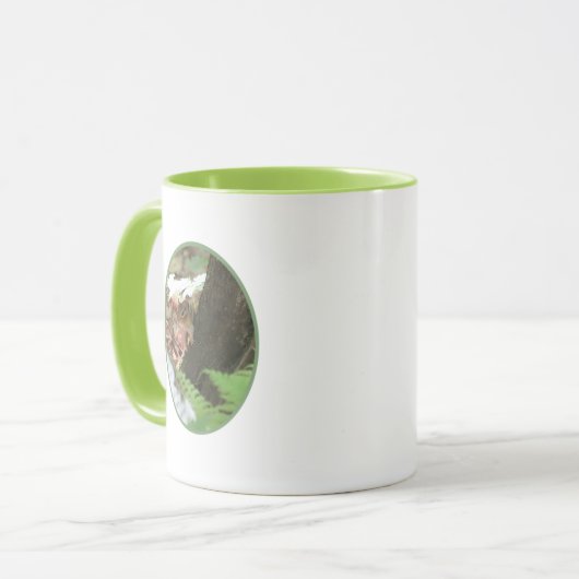 Chipmunk Peeking von hinter Tree Tasse (Vorderseite Links)