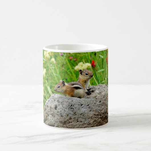 Chipmunks und Wildblumen Kaffeetasse (Mittel)