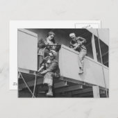 Chipping Slag Off a Ship Postkarte (Vorne/Hinten)