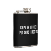 Chips auf Schultern Chips in Taschen stecken Flachmann (Rechts)
