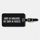 Chips auf Schultern Chips in Taschen stecken Gepäckanhänger (Vorderseite horizontal)