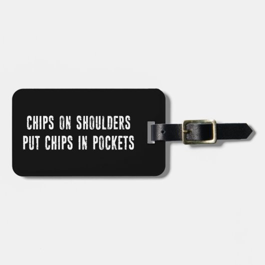 Chips auf Schultern Chips in Taschen stecken Gepäckanhänger (Vorderseite horizontal)