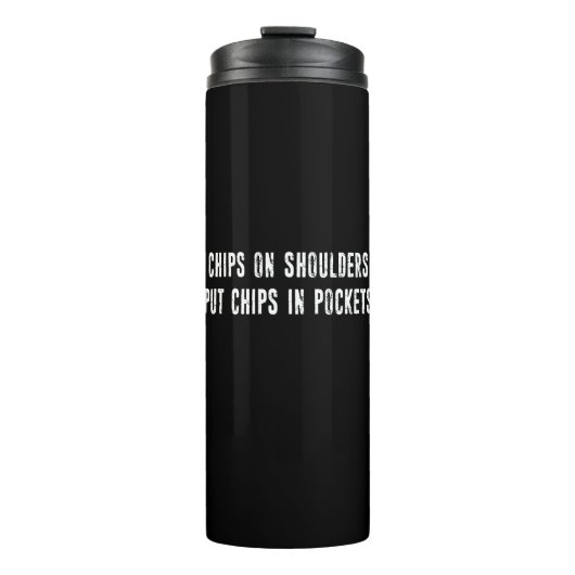 Chips auf Schultern Chips in Taschen stecken Thermosbecher (Vorderseite)