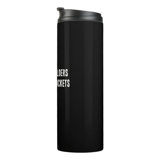 Chips auf Schultern Chips in Taschen stecken Thermosbecher (Nach rechts gedreht)