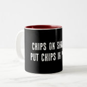 Chips auf Schultern Chips in Taschen stecken Zweifarbige Tasse (Vorderseite Links)