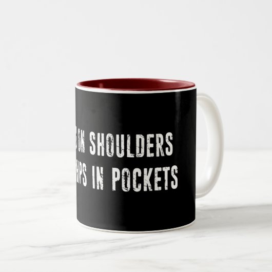 Chips auf Schultern Chips in Taschen stecken Zweifarbige Tasse (VorderseiteRechts)