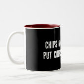 Chips auf Schultern Chips in Taschen stecken Zweifarbige Tasse (Links)