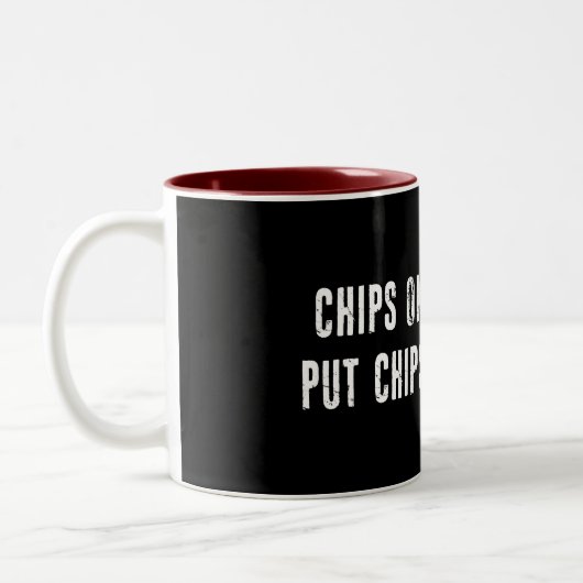 Chips auf Schultern Chips in Taschen stecken Zweifarbige Tasse (Links)