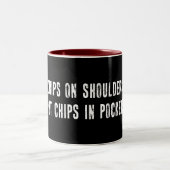 Chips auf Schultern Chips in Taschen stecken Zweifarbige Tasse (Mittel)