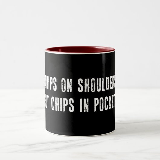 Chips auf Schultern Chips in Taschen stecken Zweifarbige Tasse (Mittel)