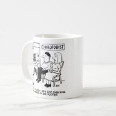 Chiropodist kontrolliert Aktien auf der Footsie Kaffeetasse (Vorderseite Links)