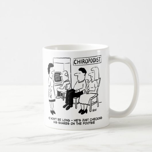 Chiropodist kontrolliert Aktien auf der Footsie Kaffeetasse (Rechts)