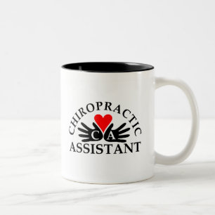 Chiropractic Assistant (Herz-in-Hands-Logo) Zweifarbige Tasse