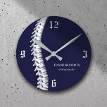 Chiropractor Spine Therapy Navy Runde Wanduhr<br><div class="desc">Chiropraktiker Wirbelsäule Therapist Chiro Navy Blue Uhren.</div>
