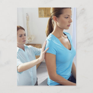 Chiropraktische Untersuchung der Wirbelsäule. Postkarte