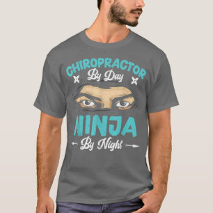 Chiropraktor bei Tag Ninja bei Nacht Knochenerdokt T-Shirt