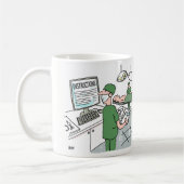 Chirurg sieht Anweisungen vor der Operation an Kaffeetasse (Links)