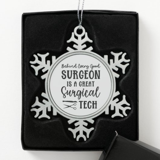 Chirurgie | Bewertung des chirurgischen Technikers Schneeflocken Zinn-Ornament (Box)
