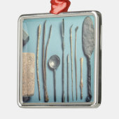 Chirurgische Instrumente Silbernes Ornament (Links)