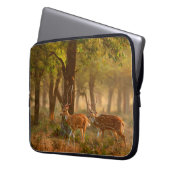 Chital oder cheetal, Achsachse, gepunktete Hirsche Laptopschutzhülle (Vorderseite Links)