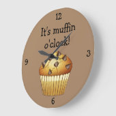 Choc Chip Muffin auf Pale Coffee (anpassbar) Lar Große Wanduhr (Winkel)