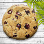 Chocolate Chip Cookie Rundes Kissen<br><div class="desc">Eine köstliche Ergänzung Ihrer Wohngestaltung mit diesem süßen Schokoladenkissen! Erstellt aus einem hochauflösenden Bild eines echten Schokoladenkekses frisch und warm aus dem Ofen.</div>