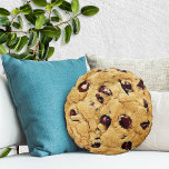 Chocolate Chip Cookie Rundes Kissen<br><div class="desc">Eine köstliche Ergänzung Ihrer Wohngestaltung mit diesem süßen Schokoladenkissen! Erstellt aus einem hochauflösenden Bild eines echten Schokoladenkekses frisch und warm aus dem Ofen.</div>