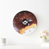 Chocolate Frosted Yellow Cake Donut with Bite Out Große Wanduhr (Zuhause)