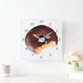 Chocolate Frosted Yellow Cake Donut with Bite Out Quadratische Wanduhr (Zuhause)