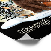 Chocolate-Goldendoodle und Freund im Winterschnee Poster (Ecke)